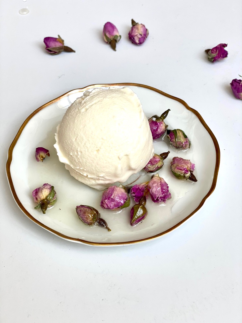 HELADO DE QUESO MASCARPONE CON SIROPE DE ROSAS - Sandro Desii